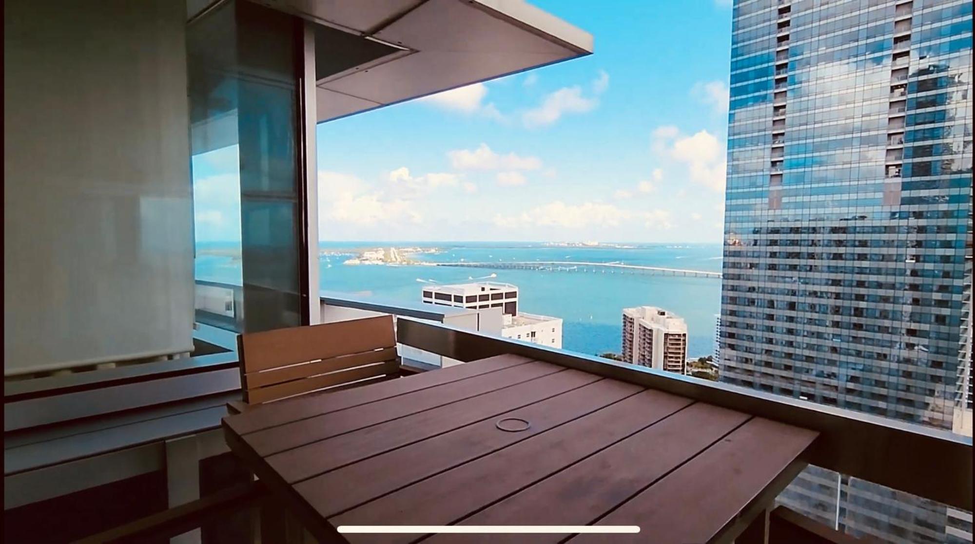 Urban Gateway Location In Brickell Prkg Holiday home