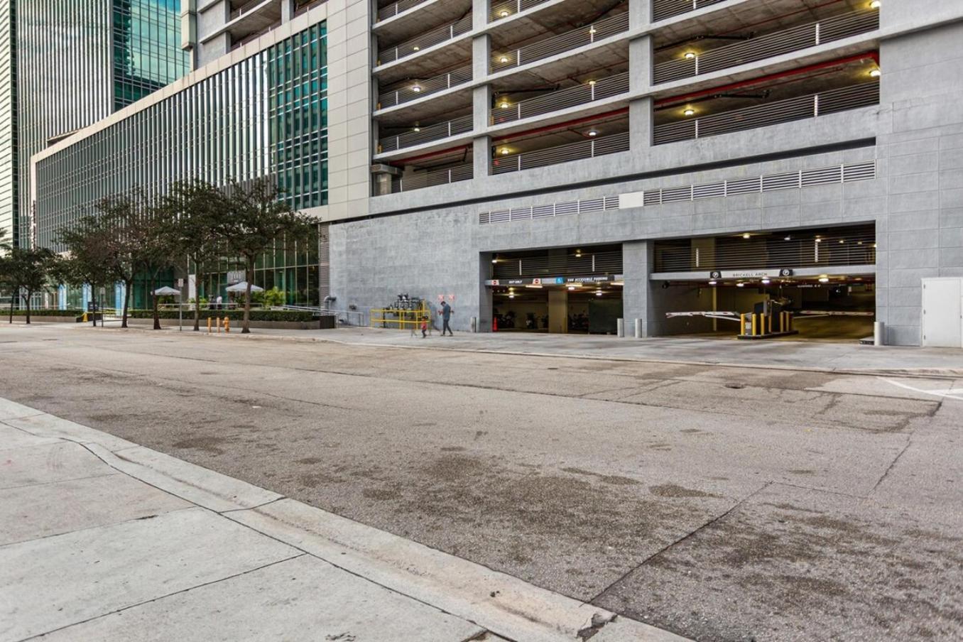 Urban Gateway Location In Brickell Prkg Holiday home